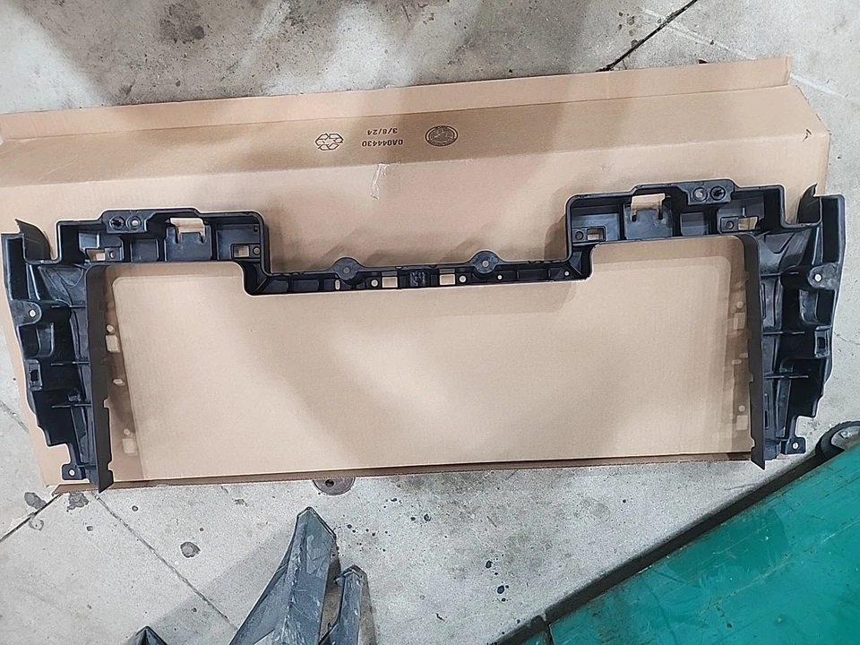 Chevrolet Tahoe Suburban 2015-2016 soporte de radiador superior nuevo OE 23497751 #0071 Foto 3 de 3