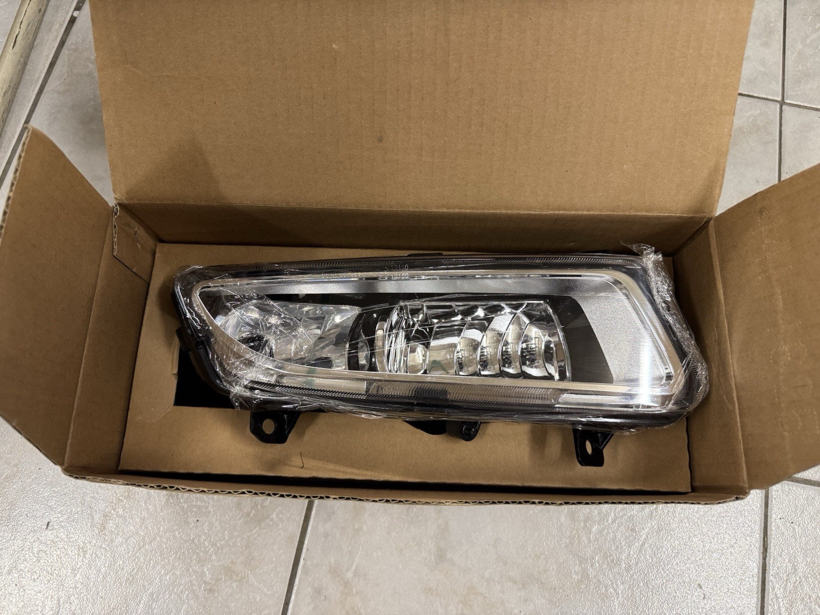 Phare antibrouillard avant droit Polo 5 étanche anti-jaunissement OEM 6R0941062C