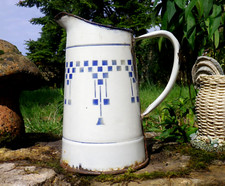 Ancien Pichet Broc en tôle émaillée décor lustucru