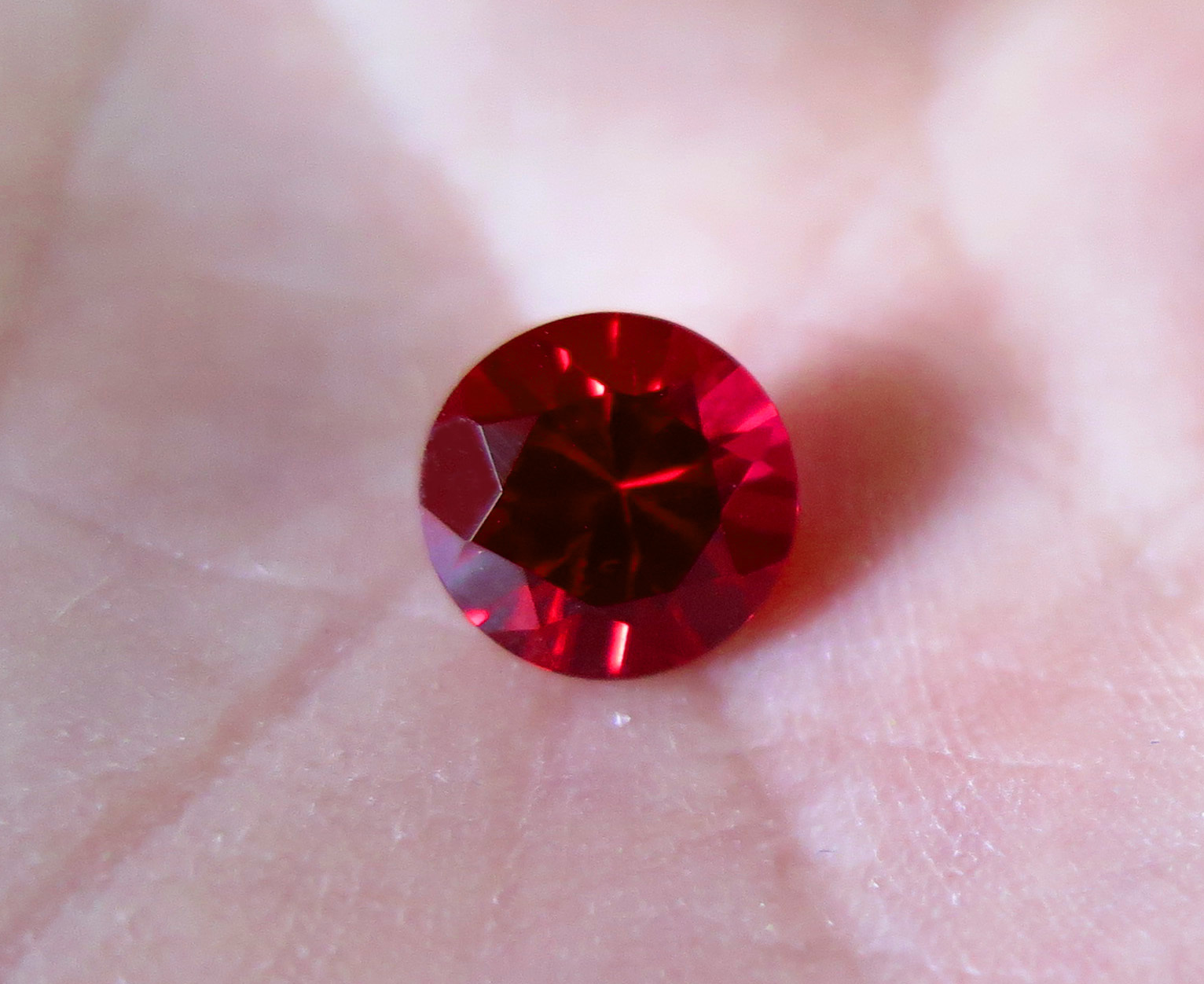Rubis Verneuil sang de pigeon 8 mm le cadeau de joaillerie idéal pour anniversaire