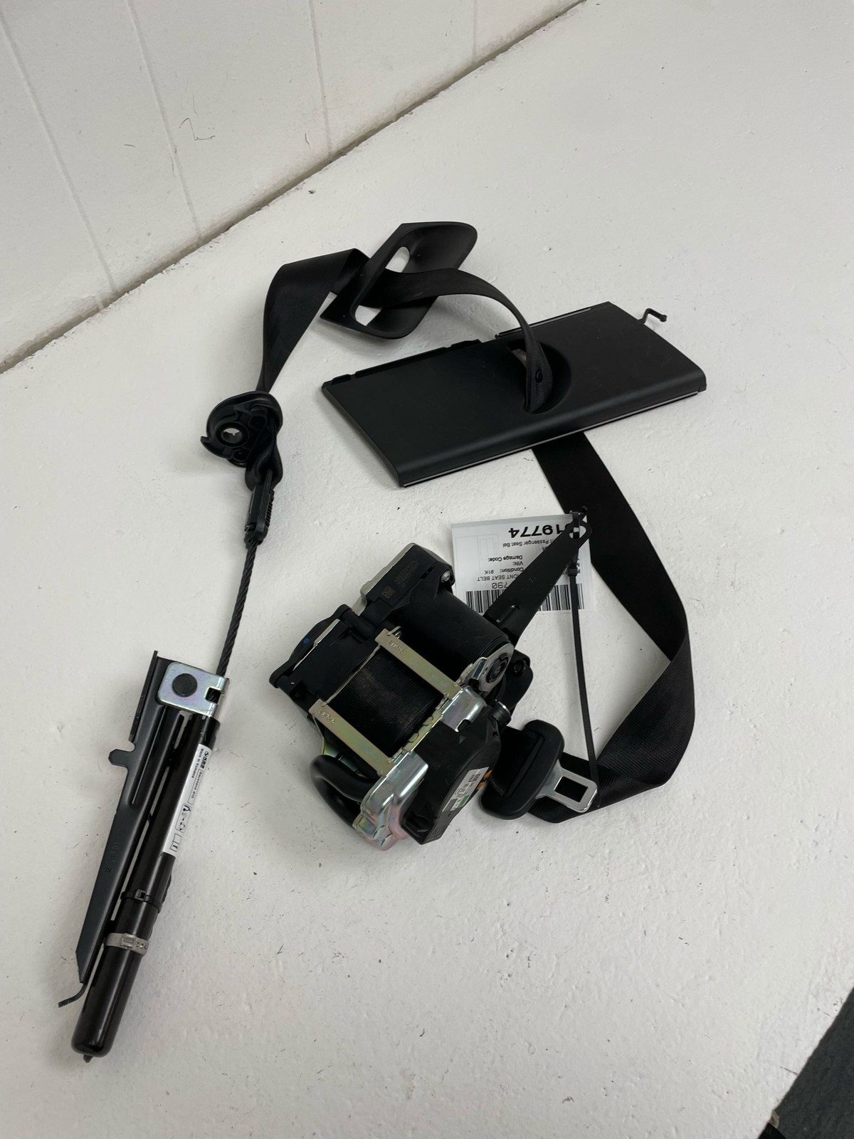 2015-2020 BENTLEY BENTAYGA Front Right Passenger Seat Belt Retractor Assembly