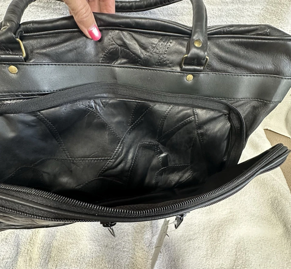 Bolso de Mano Embassy Italian Stone Design Cuero Negro Genuino 23" Suave Manteroso Foto 4 de 4