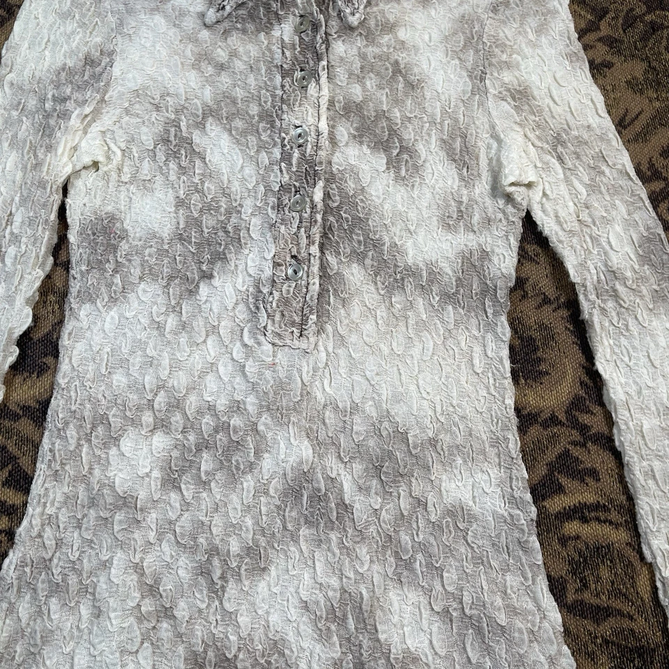 Винтажная женская блузка 50-х с длинным рукавом на пуговицах с оборками спереди размер маленький стрейч - Изображение 2 из 4