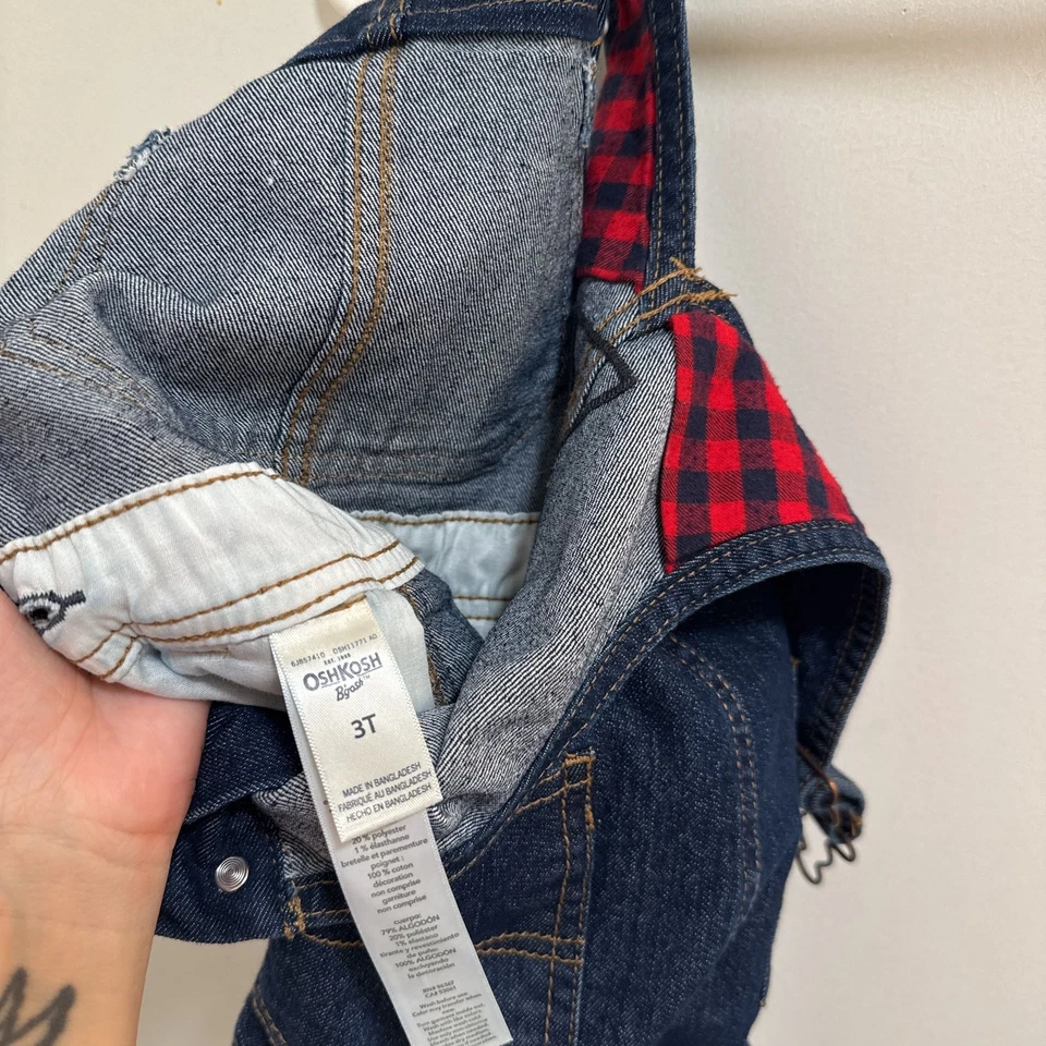 Mono vaquero azul OshKosh B'Gosh con forro de franela a cuadros rojos, talla 18 meses Foto 4 de 4
