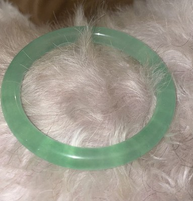 Natürlicher grüner dünner Jade Armreif Myanmar 59 mm Innendurchmesser AAAA