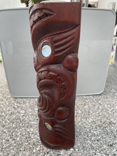 BEAUTIFUL WOODEN CARVED TOTEM NEW ZEALAND MADE - Picture 5 of 5