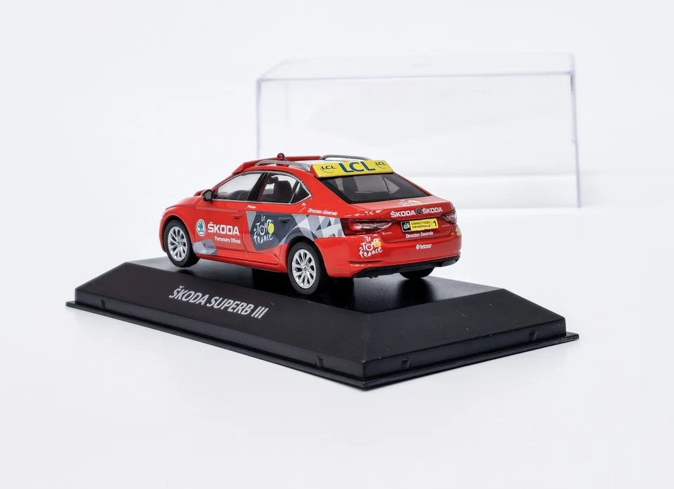 Škoda Superb III - Tour de Francia (2015) + caja plexi DeA 1:43 - Imagen 4 de 4