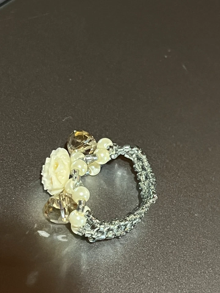 Handmade Gray Tiny Beads w Cream Plastic Flower & Faux Pearl Bead Stretch Ring Foto 4 de 4