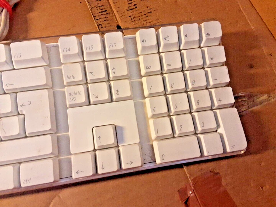 Apple Keyboard Model A1048 USB Wired QWERTY Extended Numerical Keyboard WORKS - Image 4 of 4
