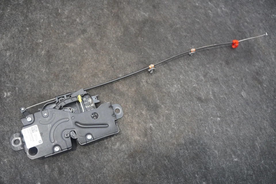 Motor actuador bloqueo cierre tapa maletero trasero 51247383283 BMW M240i 230i G42 2022-23 Foto 2 de 4