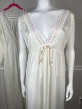 DREAM AWAY Vtg 70s Women  s M Ivory Peignoir Set Nylon Gown Lace Robe Bridal
