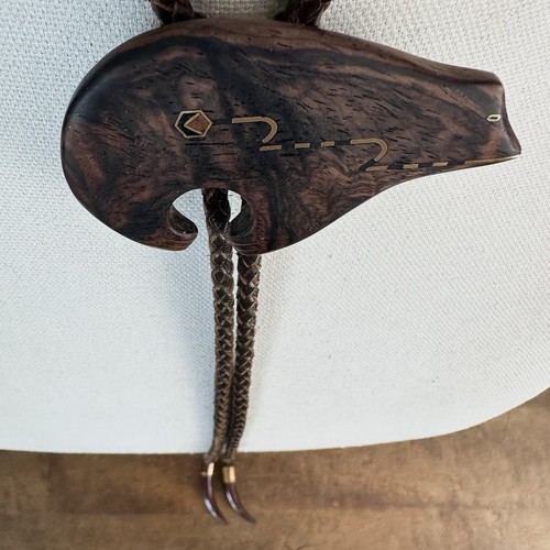 Incredible Vintage Brass Inlay Carved Western Wood Bolo Tie Artist Signed - Picture 10 of 13