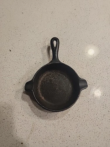 Vintage Wagner Ware Cast Iron Frying Pan 1050 E Miniature Ashtray Skillet USA