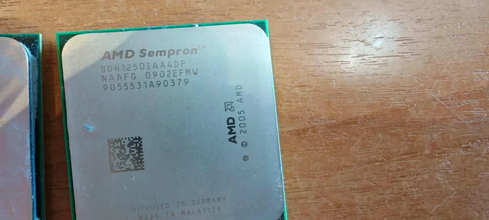 Lotto CPU AMD Phenom X4 Black + Sempron + Chiavette WI-FI/ USB 64 GB - Immagine 3 di 4