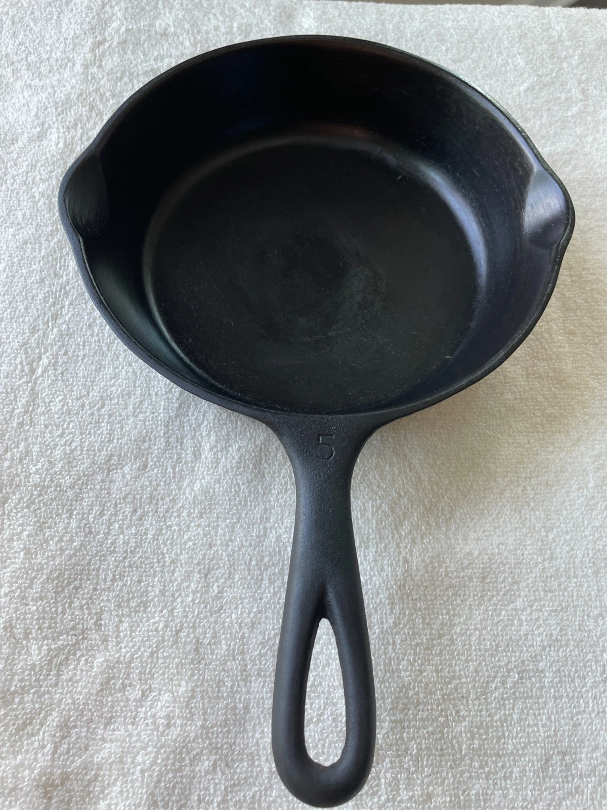 Wagner Ware Sidney O #5 1055 E Mold Mark 8 ½” Vintage Cast Iron Skillet
