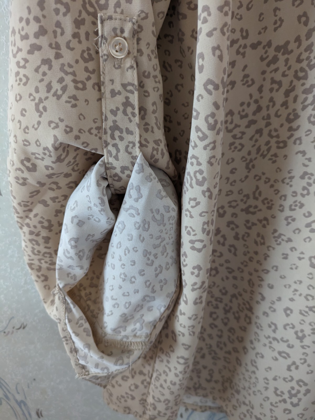 Olive and Oak Women's XL Ivory Cream Cheetah Print Roll Tab Button Blouse