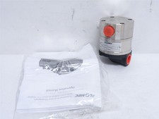 247740 New-No Box; Flomec OM008S003-822 Electronic Flowmeter; SS; 3/8NPT