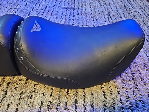 ASIENTO DE DOS PIEZAS HARLEY '97-'07 ROAD KING LOGO V 52949-97A - Imagen 2 de 15