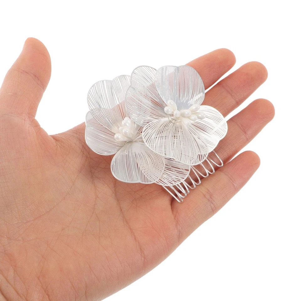 Acconciature da sposa argento esagerati peli petali pettina - Immagine 4 di 4