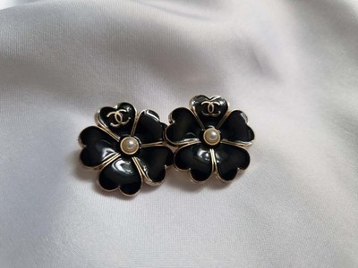 SET BESTEHEND AUS ZWEI GROSSEN SCHWARZEN CHANEL BLUMENHERZEN KNÖPFEN 25 MM