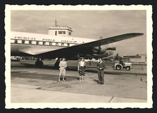 Fotografie Passagier auf dem Flugfeld vor Pan American World Airways Flugzeug