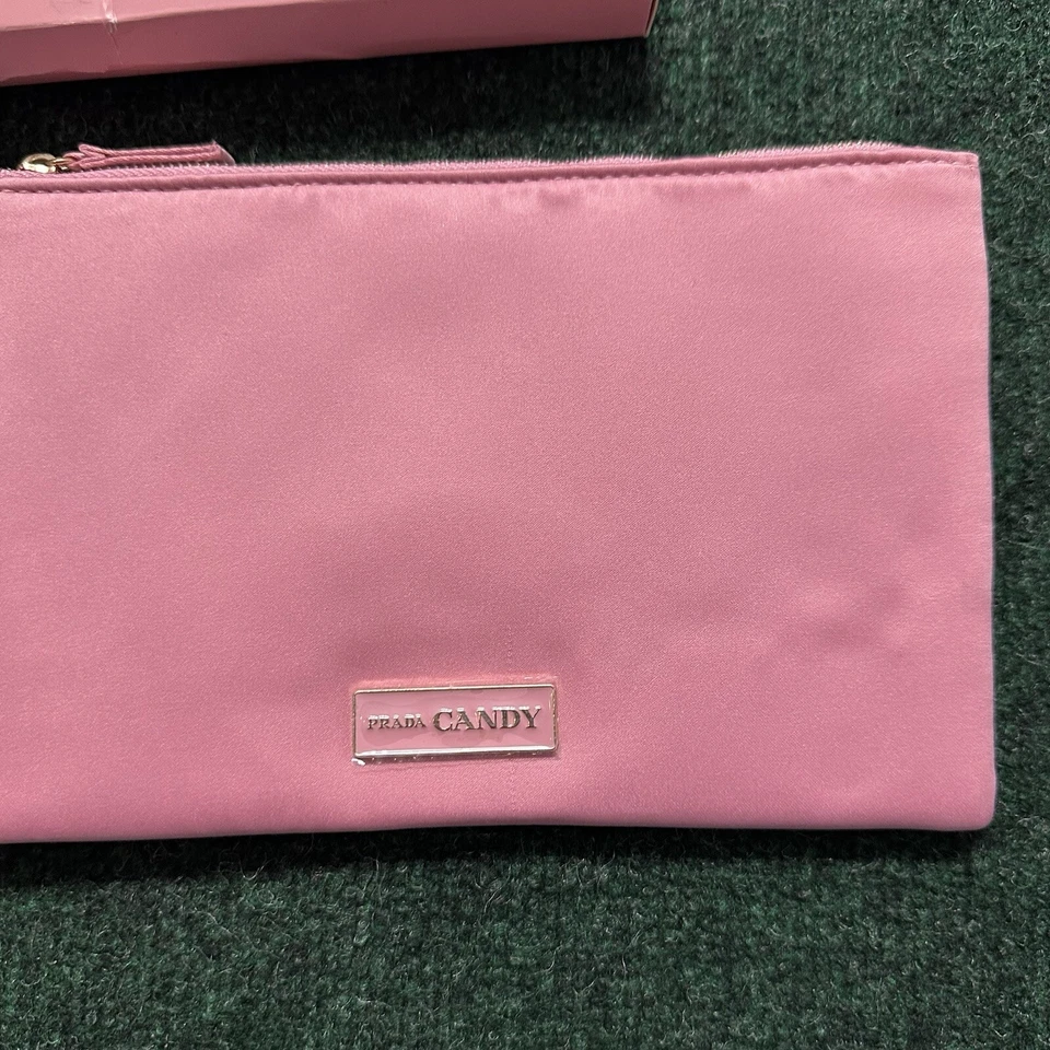 Bolsa de maquillaje Prada rosa caramelo brillante Foto 2 de 4