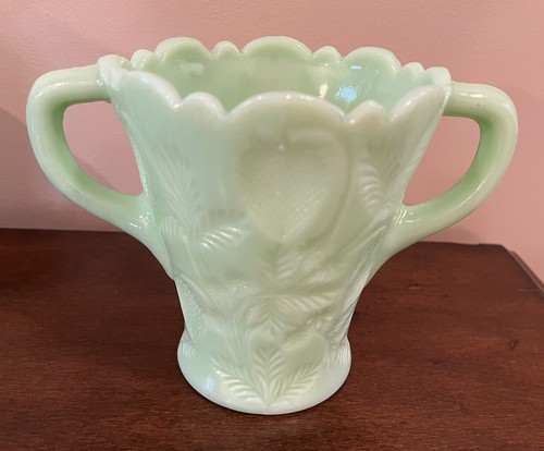 Repro Vintage Jadeite Fenton Strawberry Style 5” Double Handle Vase Taiwan - 第 1/8 張圖片