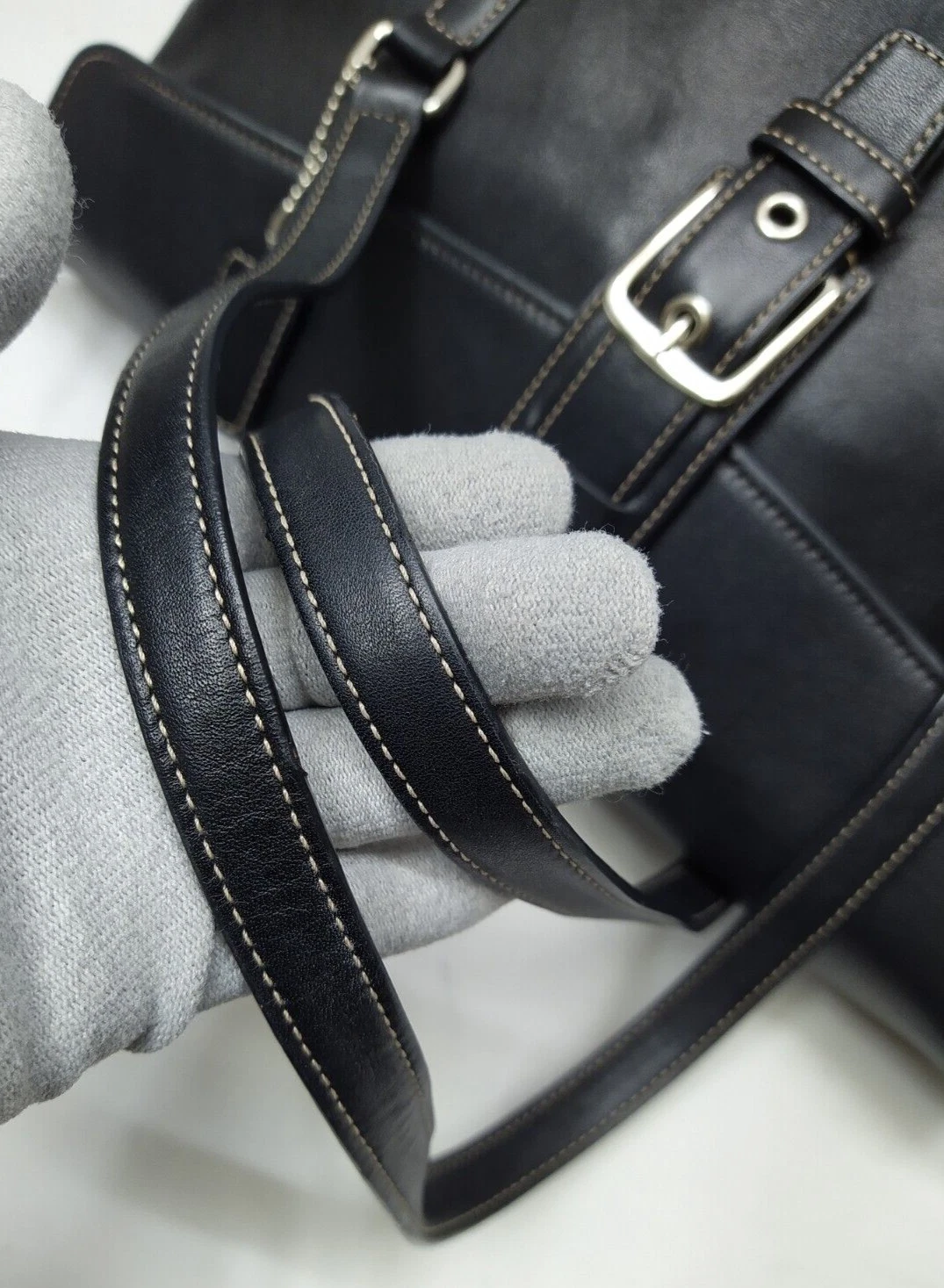 Borsa a tracolla Coach in pelle nera con fibbia e patta doppio manico