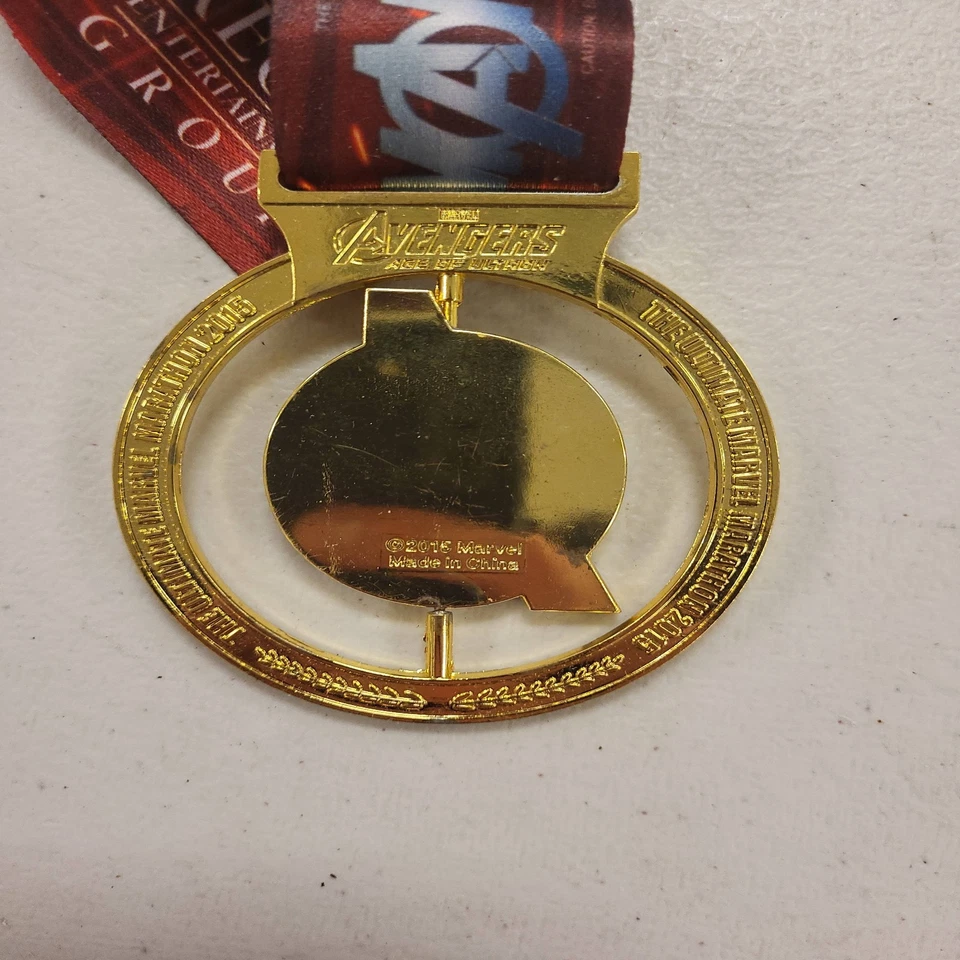 Regal Entertainment Avengers Age Ultron Ultimate Marathon Medal Cine Foto 3 de 4
