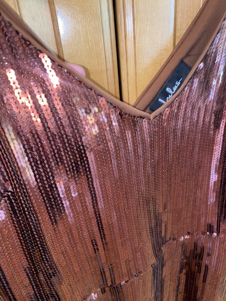 Vestido Lulus Anjou Bronce Lentejuelas Brillo.   Mujer pequeña. Usado una vez. Foto 4 de 4