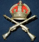 WW1 ERA SCHOOL OF MUSKETRY BRITISH MILITARY CAP BADGE - SILVER TONE -  2 LUGS
