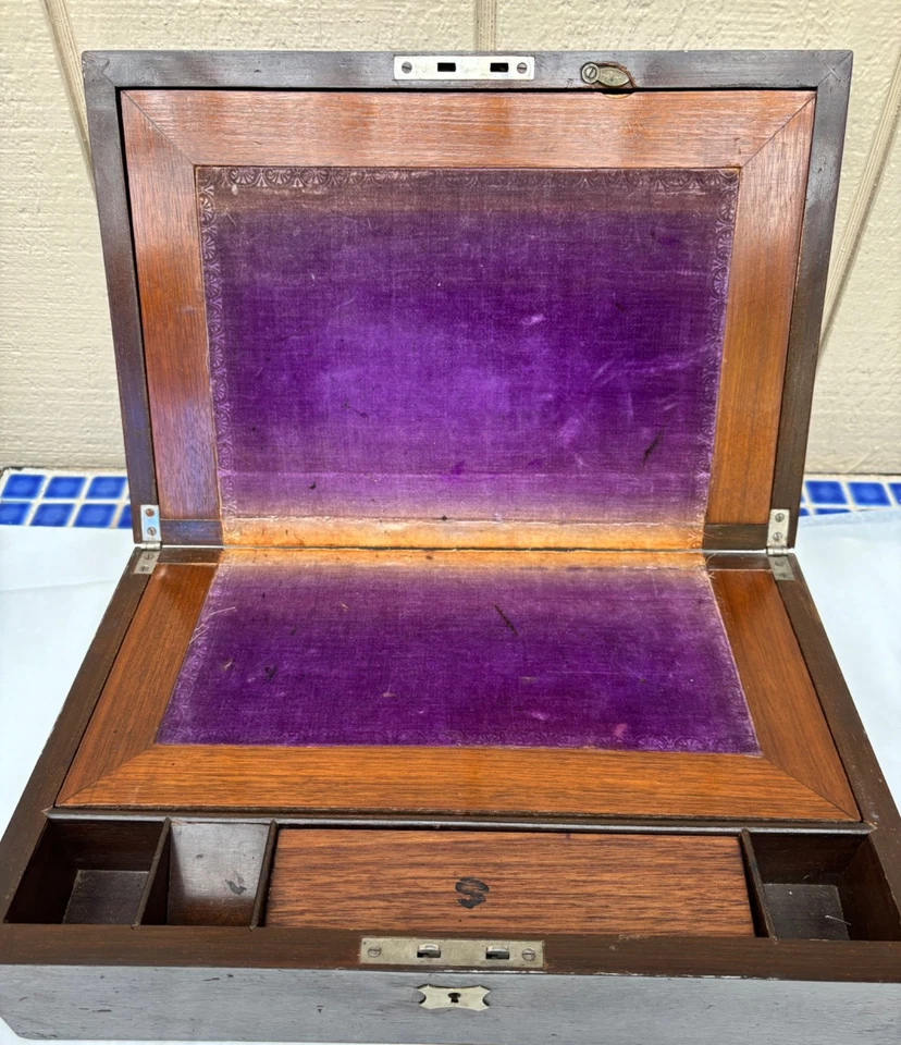 ANTIGUA PENDIENTE DE ESCRITURA DE CAOBA EDUARDIANA CON INCRUSTACIONES DEL SIGLO XIX Foto 4 de 4