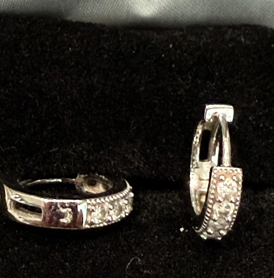 1 par de pendientes de diamantes huggie de oro blanco de 14k tachonados con 14 piezas de diamante Foto 4 de 4