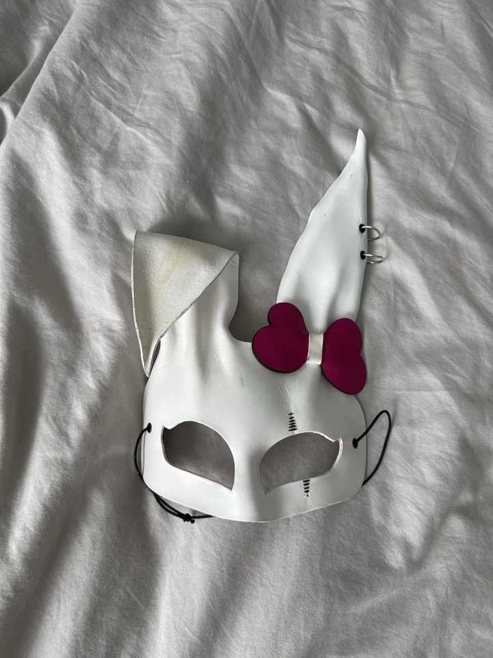 Máscara de conejito de cuero negro/blanco juguetón disfraz de Halloween Foto 2 de 4