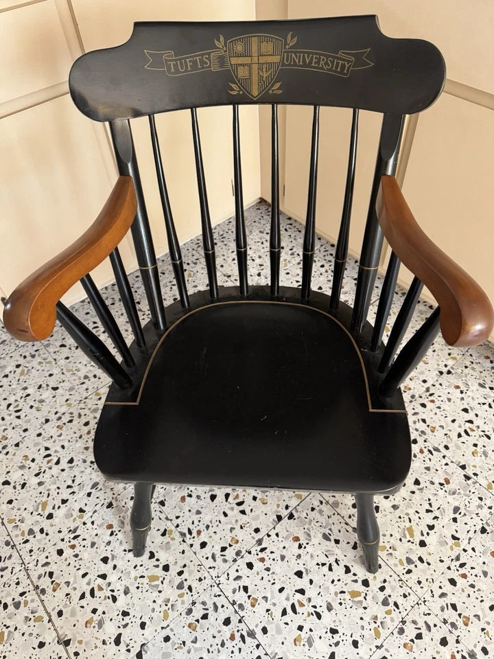 Silla de Capitán Estilo Windsor Nichols and Stone de Colección con Mechones Sello Universitario Foto 2 de 4
