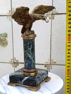 Porte montre aigle en bronze doré empire XIXe siècle marbre vert de mer