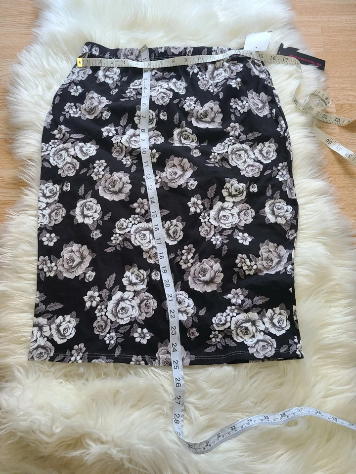 Saia lápis Silhouette NYC preta com estampa de rosa elástica nova com etiquetas TAMANHO: 1x - Imagem 2 de 4