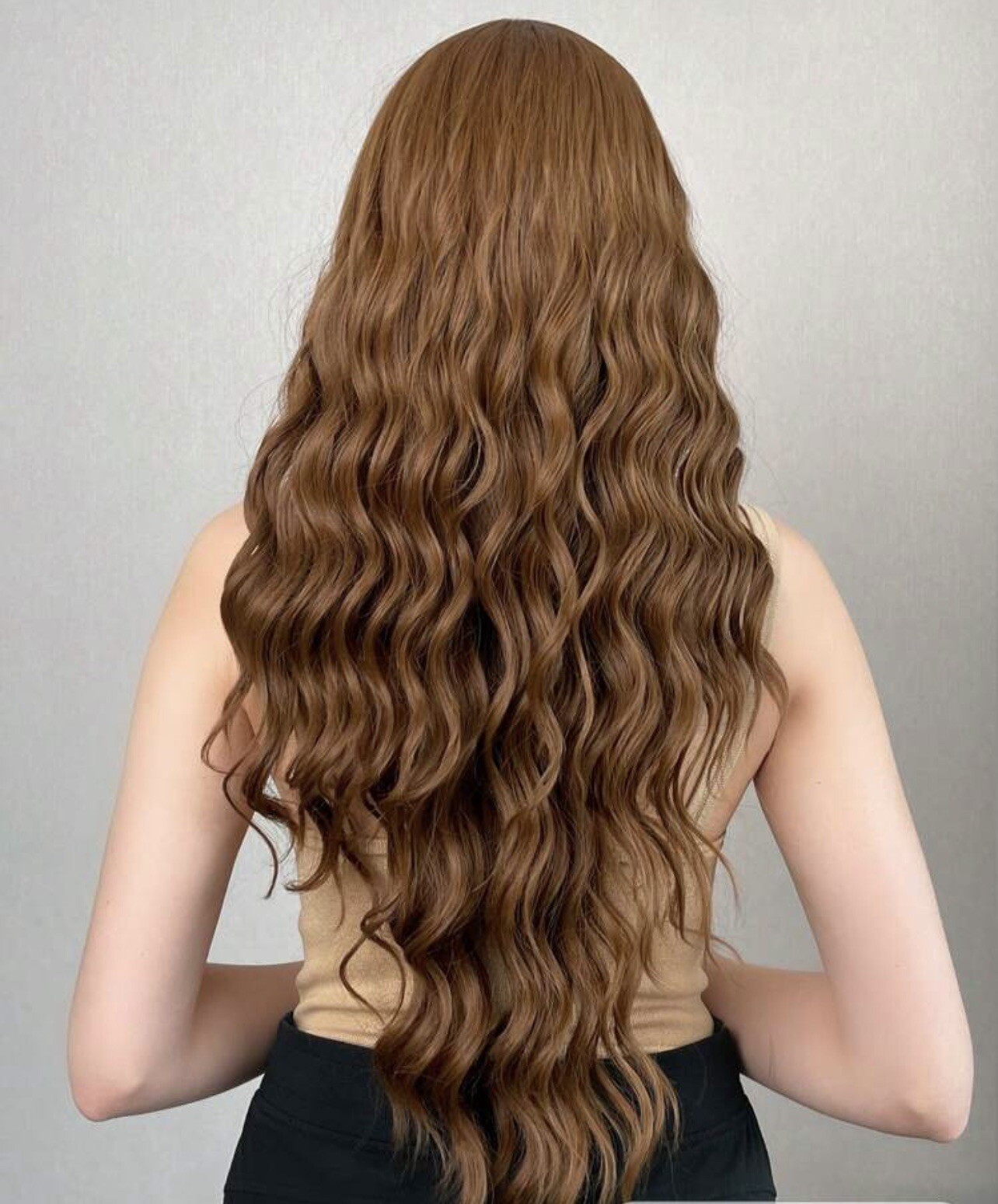 Perruque brune longue ondulée pour changer de style lors de vos soirées - 2