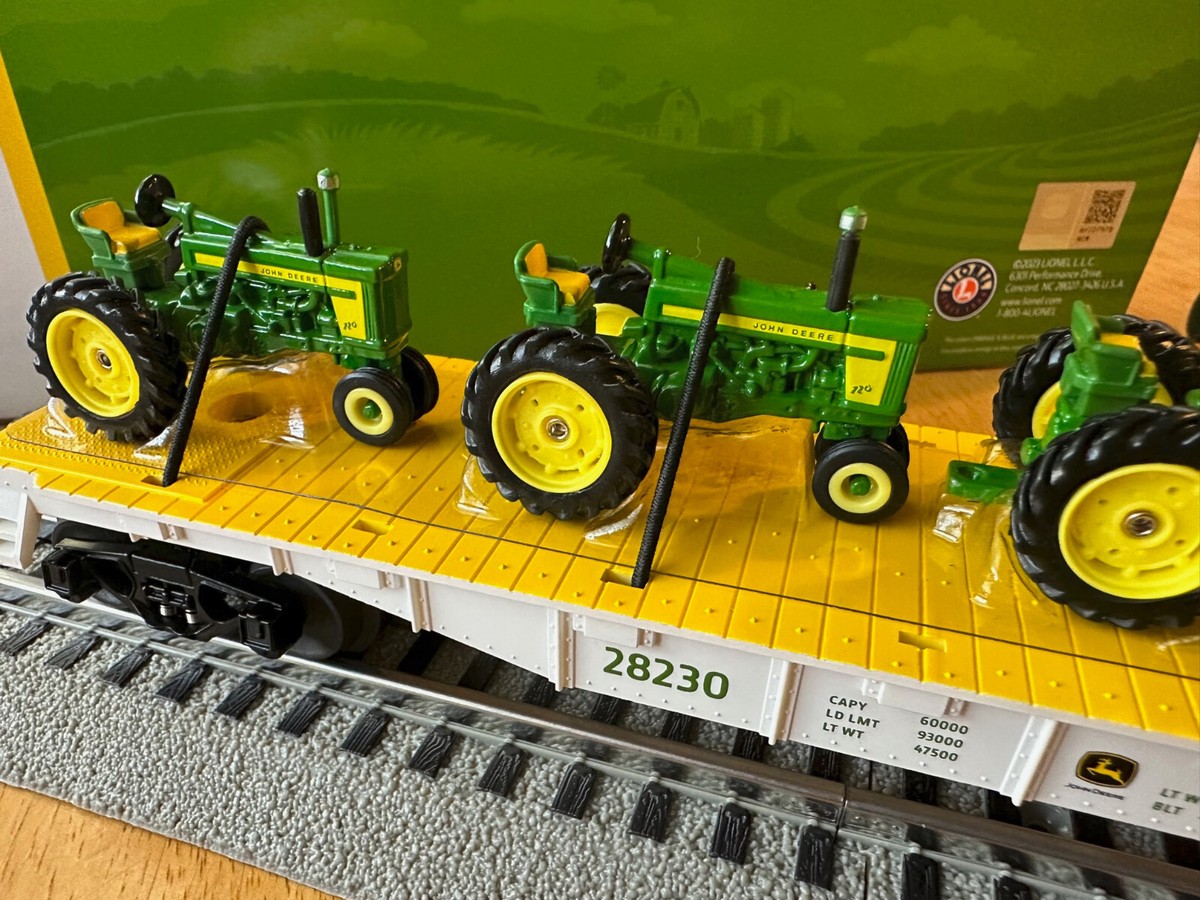 LIONEL 2328150 JOHN DEERE FLAT CAR w FARM TRACTORS LOAD O GAUGE