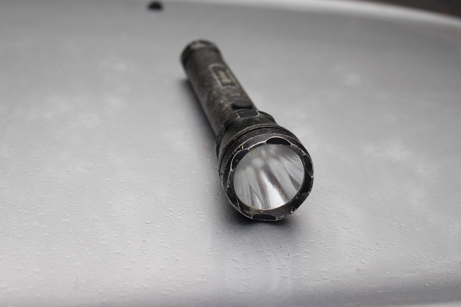 LINTERNA METÁLICA DE ALTA RESISTENCIA MAG-LITE 12" CELDA 3D + LED UTILITECH 500 LÚMENES — TES