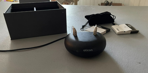 Oticon Real 2 MiniRite Hearing Aids minirite r c090 with C-1A2 charger