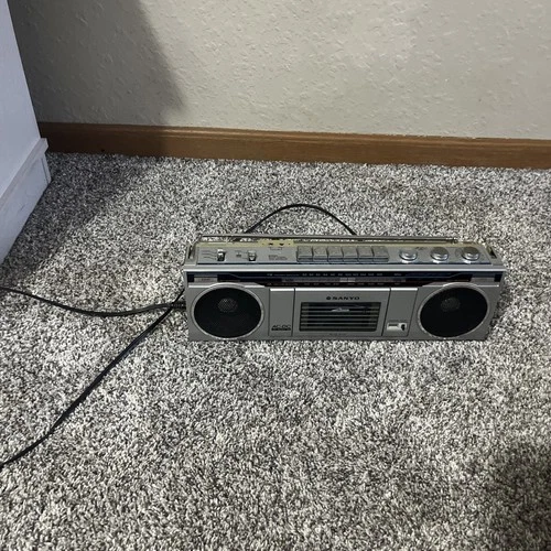 VINTAGE SANYO STEREO RADIO CASSETTE RECORDER BOOMBOX M7000 SILVER FACE WORKS