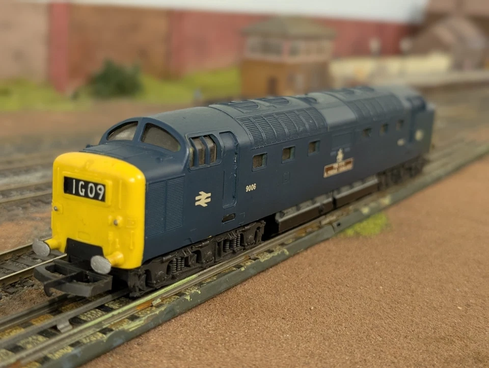 Lima 3-Rail (Retro Fit) Class 55 ‘Deltic’ – No. 9006 ‘The Fife & Forfar Yeomanry - Image 4 of 4