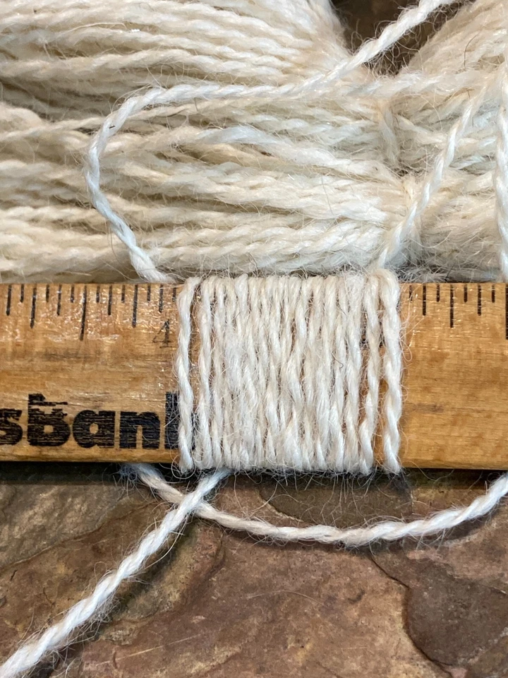 Madejas SURI ALPACA Millspun BEIGE CREMOSO Blanco Mezcla Cotswold-Firestar Añadir #2 Foto 3 de 4