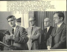 1975 Press Photo Federal Energy Administrator Frank Zarb, Officials at Briefing