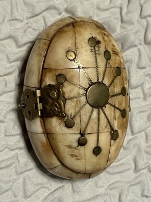 VINTAGE HANDMADE OVAL BOX MADE OF CAMEL BONE FROM THE 1970s.-Purchased In Italy