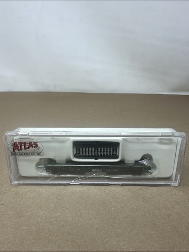VAGÓN PLANO ATLAS CALIBRE N 38174A CON ESTACAS BC RAIL BCRAIL 1545 EN CAJA | Condition: New