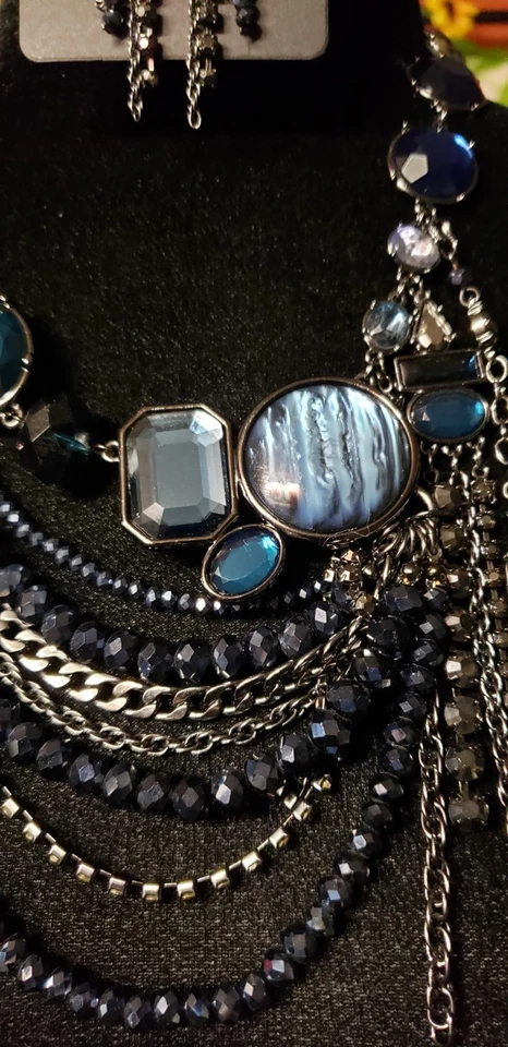 Chico's Midnight 蓝色闪亮围兜项链和匹配 3 英寸耳环套装 — 第 2/4 张图片