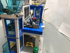 LEGO City 60047 Police Station good condition.  Complete with Manual.  RETIRED