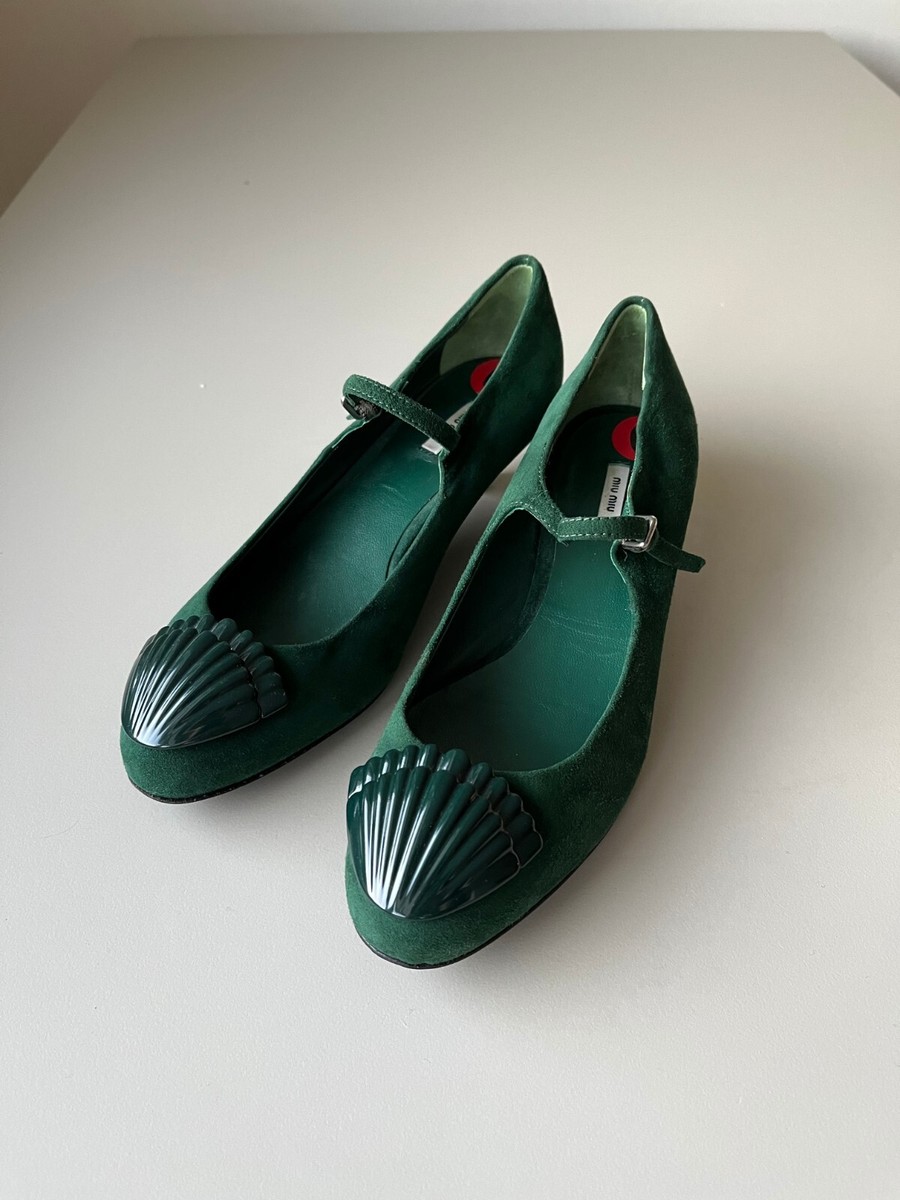 MIU MIU オリーブグリーン スニーカー MIU MIU Green Suede Decorative Shell Buckle Low Heel Size EU 36